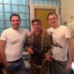 (зліва направо) Лікар нашої Клініки Подильчук Д.В., боєць аеромобільної бригади, лікар- стоматолог Голуб Р. (зліва направо) Лікар нашої Клініки Подильчук Д.В., боєць аеромобільної бригади, лікар- стоматолог Голуб Р.